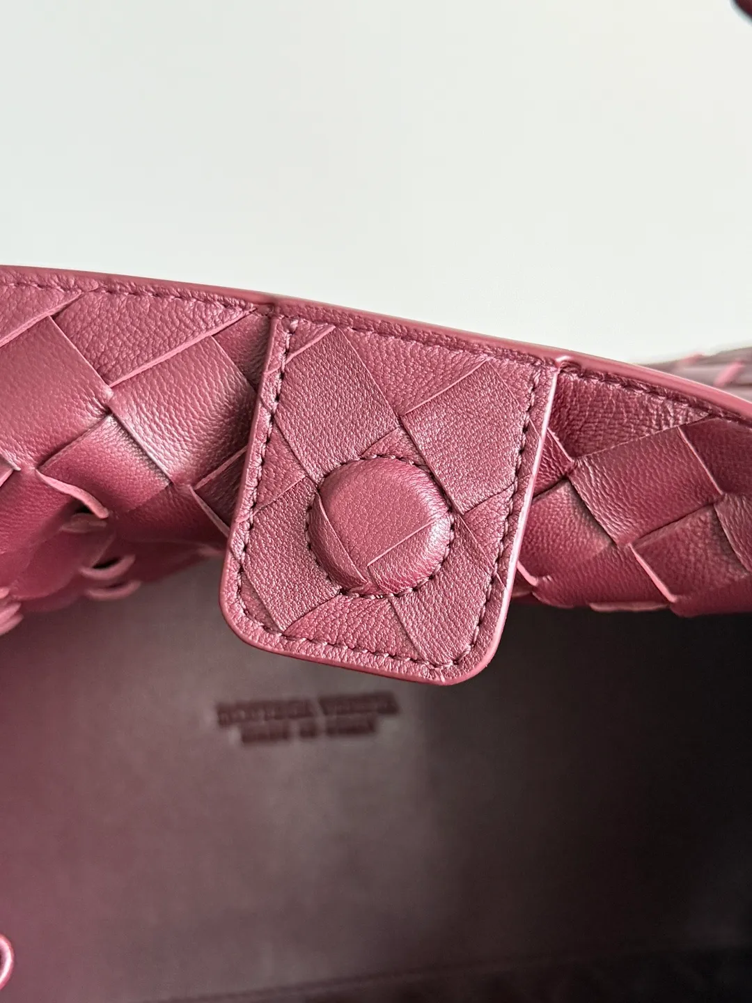 Batch 2060 BOTTEGA VENETA 2025 Autumn New Product Medium Parachuta The long-awaited new medium parachuta is here, with a unique appearance and iconic metal knots, and a whole piece of leather folds the four corners into a parachute shape! The exquisite Knot metal buckle is like putting jewelry on a bag. It is high-end and elegant. Its super capacity can hold all your things! The overall effect of this bag is very different from before. It is neither too delicate to provide a large capacity nor too bulky because of its practicality. It simply provides a perfectly suitable bag for casual and simple people👜 Style number: 835921 Size: 29.5*18.5*17.5cm